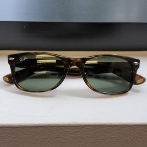 Ray-Ban used "New Wayfarer" polarized sunglasses